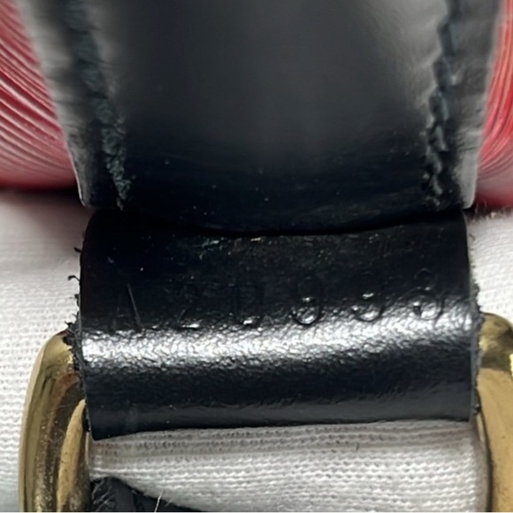 LOUIS VUITTON Epi Petit Noe Shoulder Bag - Picture 12 of 13